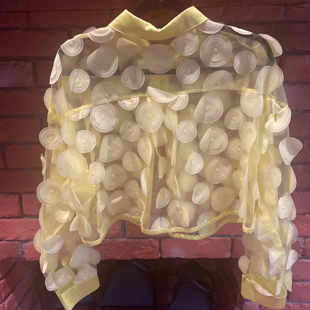 Size Large, yellow, and brand Hot and delicious, - Picture 2 of 2
